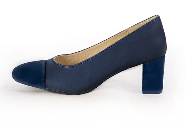 Navy blue women's dress pumps, with a round neckline. Round toe. Medium block heels. Profile view - Florence KOOIJMAN